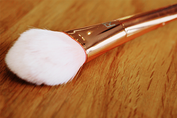 Real Techniques Bold Metals - Tapered Blush Brush (300)